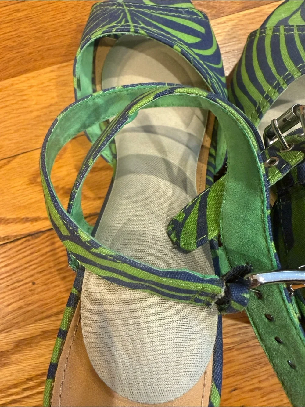 Gap tropical leaf pattern wedges size 8